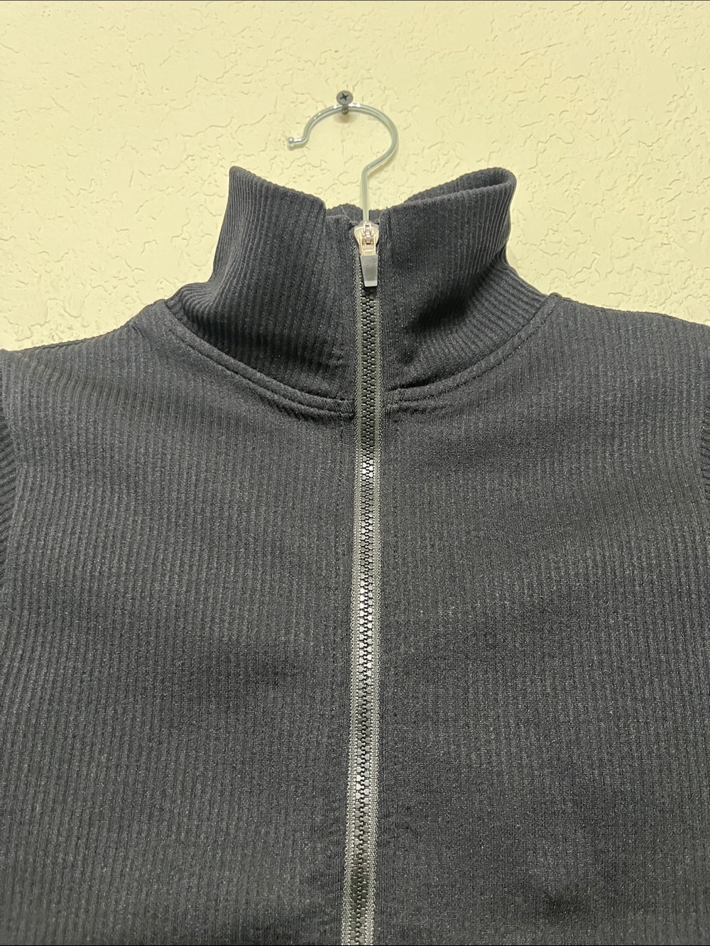 Women’s Size Small Short-Sleeve Zip-Up Mock Neck Active Top - Black - Picture 3 of 11